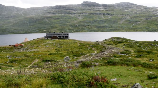 Iungsdalshytta ved Iungsdalsvatnet i Skarvheimen. Foto:  Anders Gjermo / DNT Oslo og Omegn