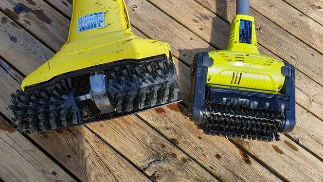 Terrassebørster: Ryobi har en enkel 16 cm bred børste mens Kärcher har to på til sammen 30 cm. De er lette å bytte som bildet viser. Her er den ene børsten koblet fra med en enkel plastlås, og kan trekkes ut. Den sitter på en solid firkant i står ut fra girhuset i midten. Ryobi-børsten tas av ved å trykke inn klikkfestene på motorhuset. Foto: Odd R. Valmot