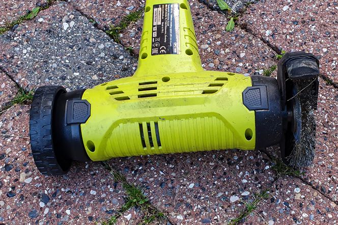 Stålbørste: Ved å bytte mekanismen fra terrassebørste til stålbørste får du et fenomenalt redskap mot ugress. Foto: Odd R. Valmot