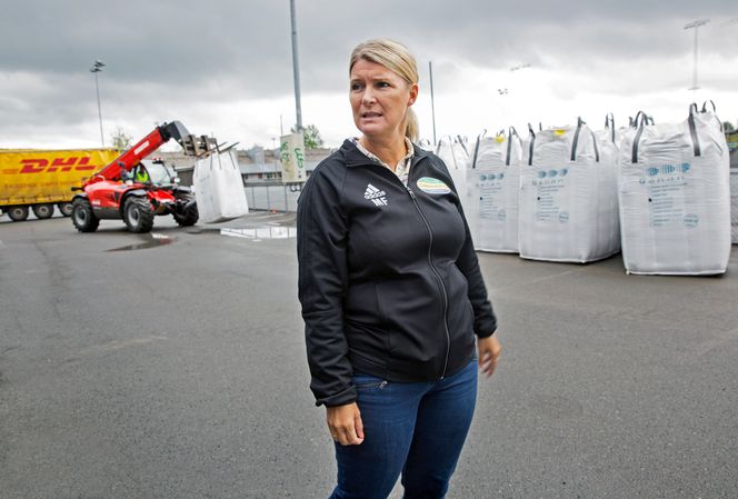Daglig leder Marianne Fjellberg i Lommedalens IL håper det finnes flere gode alternativer å velge mellom neste gang de skal oppgradere en kunsgressbane. Foto: Sverre Chr. Jarild