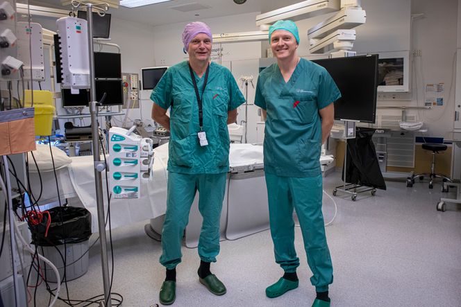 De grønnkledde: Hjertekirurg Erik Fosse (t.v.) hadde ideen til den midlertidige hjertemåleren. Nå kommersialiseres ideen i selskapet Cardiaccs, som ledes av siv. ing. Jonas Tyssø. Foto: Odd R. Valmot