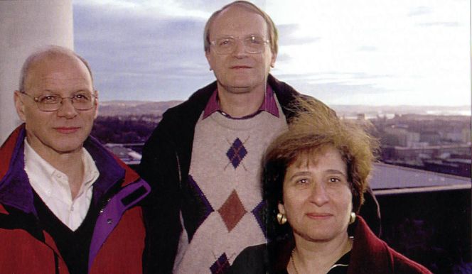 Oslo-algoritmens to fedre og moren: Richard Riesenfeld, Tom Lyche og Elaine Cohen – på Oslos tak for snart 20 år siden. Foto: Ståle Skogstad/UiO