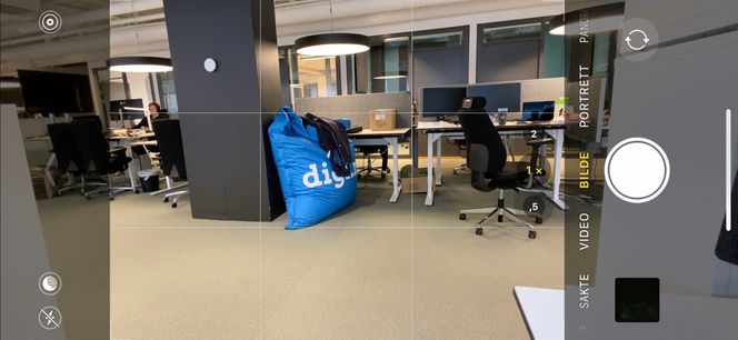 Kamera-appen viser deg hva som befinner seg utenfor bilderammen på hver side – det vil si hva du kan få med hvis du velger ultravidvinkel-kameraet.