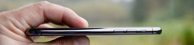 Telefonen er 0,4 millimeter tykkere enn iPhone XS. Det merker du neppe – men bedre batteritid merker du. Foto: Kurt Lekanger