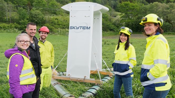 Utstyret som det danske selskapet Skytem har hengende under helikopteret, sender elektromagnetiske bølger ned i bakken. Slike målinger har lenge blitt brukt av gruveindustrien for å kartlegge mineraler, men Skytem og Emerald Geomodelling har funnet nye bruksområder. Foto: Joachim Seehusen