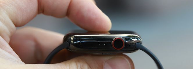 På høyre side finner du det runde hjulet («kronen») som brukes til å navigere i menyer og apper. Hvis du skal gjøre en EKG-måling, gjøres det også ved å holde fingeren på kronen. Foto:  Kurt Lekanger