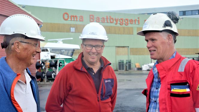 De kan glede seg over fulle ordrebøker for to år framover. Dette er sjelden kost i verftsindustrien. Fra venstre: Teknisk direktør Gustav Oma, administrerende direktør Gunnar Jan Oma og produksjonssjef Ole Mikal Aasheim. Foto:  Thomas Førde