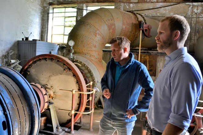 Dette mer enn 100 år gamle som var grunnpilaren i industrisamfunnet Ålgård, skal oppgraderes blant annet med ny turbin og bli en viktig del av et nytt energisystem i kommunesenteret. Fra venstre utbyggingssjef Trond Hansen og kommunalsjef Årstein Skjæveland. Foto:  Thomas Førde