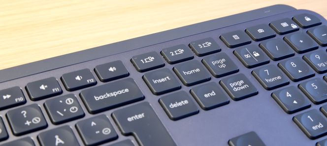 Det er egne knapper på tastaturet for å veksle mellom å styre opptil tre tilkoblede PC-er. Foto: Kurt Lekanger, Digi.no