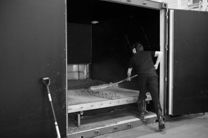 Mask må tørkes før det kan brennes. Men når fuktigheten er fjernet, har det bare 20 prosent lavere brennverdi enn tre. Foto:  Svalbard Bryggeri