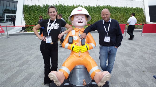 Glad oljearbeider: – Selv om vi kommer fra helt ulike kulturer, har samarbeidet om å bruke mobiltelefon som arbeidsverktøy vært veldig inspirerende, sier Mari Sofie Korslund i Cognite og Aksel Giset i Aker BP. Under Offshore Europe fortalte de om mobilerfaringene. Foto:   Tormod Haugstad