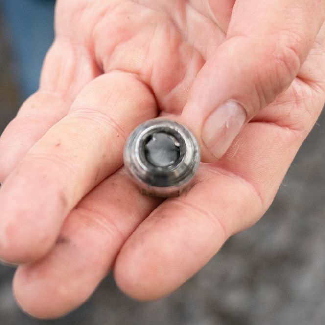 Til skrekk og advarsel: Siden vi var på et bilopphuggere kunne vi leke litt. Slik går det når Milwaukees kraftigste får inn noen slag på høyeste momentinnstilling. Foto: Eirik Helland Urke