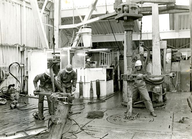 Roughnecks på boredekket. Foto:  Henry Munkejord/Norsk Oljemuseum