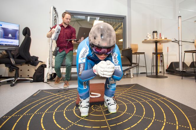 - Dette var mye mindre anstrengende enn å stå i vindtunell, sier Kajsa Vickhoff Lier etter at Knut Erik Teigen Giljarhus har skannet henne på Olympiatoppen. Foto: Mona Strande