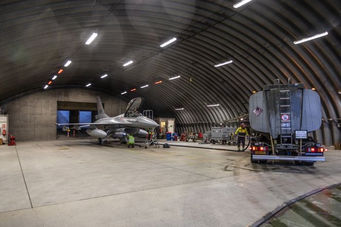 F-16 fyller drivstoff i et shelter på Bodø flystasjon. Foto: Onar Digernes Aase / Forsvaret