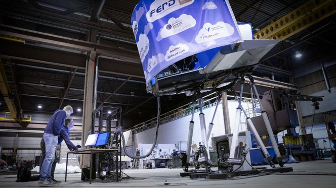 Hans Anders Gjerland og Victor Urnes gjør de siste justeringene på bevegelsesplattformen. Foto:  Eirik Helland Urke