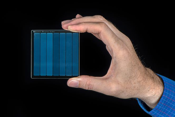 Denne glassplaten rommer filmen «Superman: The Movie» fra 1978. Det dreier seg om mer enn 75 gigabyte med data, men potensialet til teknologien skal være mange ganger høyere. Bilde: Jonathan Banks/Photobanks Ltd.