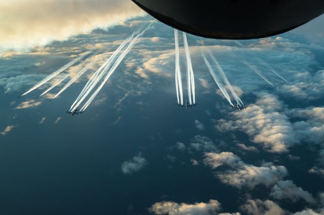 Tre B-52H fra Barksdale i Louisiana sammen med fem F-16 fra Bodø. Foto: Staff Sgt. Trevor McBride