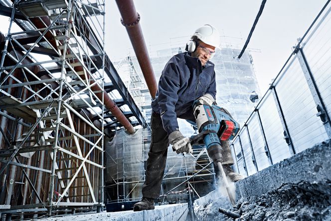 De nye høyeffektbatteriene har gjort det mulig å lage batteriverktøy med en ytelse som før krevde ledning. Murbrekkeren GBH 18V-45 C Professional kan dundre til med hele 12,5 joule energi i hvert slag. Foto: Bosch