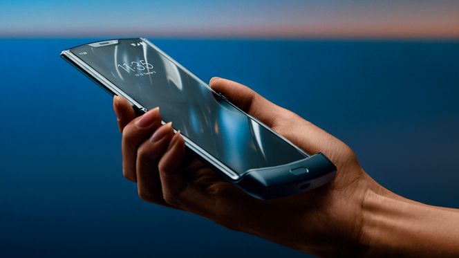 Når telefonen er brettet ut, har skjermen et høyde/breddeforhold på 21:9. Foto: Motorola