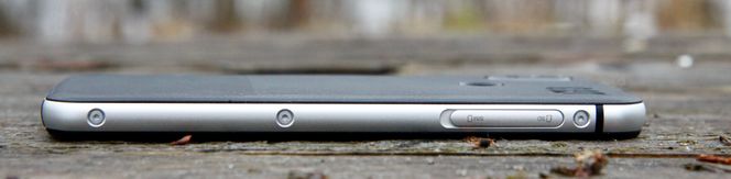 Kantene i aluminium gir telefonen et ganske tøft utseende, og skruene langs sidene forsterker inntrykket av at dette er en telefon beregnet på røff bruk. Foto:  Kurt Lekanger