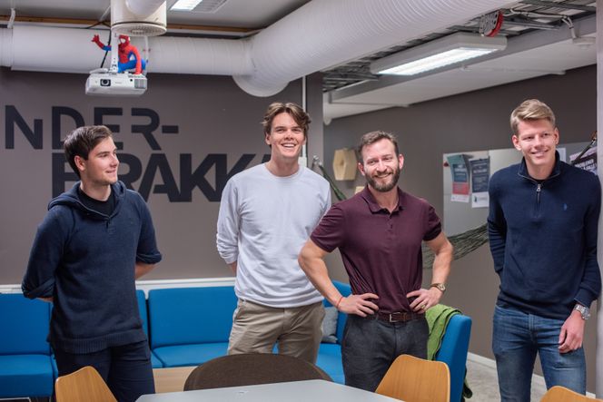Intensiv studentoppgave: Disse studentene vant innovasjonsprisen Your Extreme 7. november. Fra venstre mot høyre: Haakon Fuhre Pettersen (Industriell økonomi og teknologiledelse), Håvard Pedersen Brandal (Kybernetikk og robotikk), Frank Alexander Øygard (Industriell design) og Vegard Jensen Løwe (Bygg- og miljøteknikk). Fredrik Shaughnessy Ahlborg (Industriell økonomi og teknologiledelse), var ikke tilstede da bildet ble tatt. Foto: Havard Zeiner