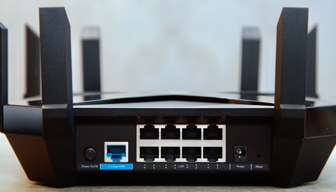 Ruteren er godt utstyrt med Ethernet-porter, og støtter 2,5 Gbit/s på WAN-porten. Foto: Kurt Lekanger