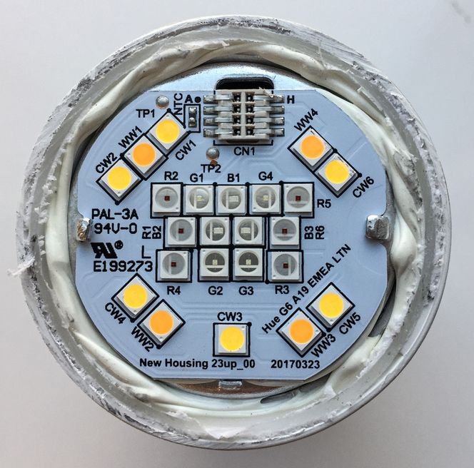 Når man tar at kappen på en multifarge Hue-pære, ser man en masse elektroniske komponenter. Og det er akkurat det det er. Dioder som kan lyse i ulike farger. Foto: Signify