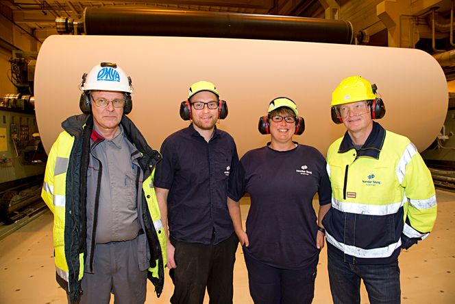 Fra venstre: Ola Lindström teknisk manager Pmya, Stein Michael Holt, operatør, Hege Jonassen, operatør, Gjermund Jenssen, utviklingssjef Saugbrugs Foto: Håvard Solerød