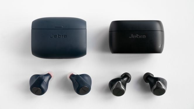 Til venstre: Jabra Elite Active 65T. Til Høyre: Jabra Elite 75T. Endringen i størrelse og vekt er betydelig. Foto: Eirik Helland Urke