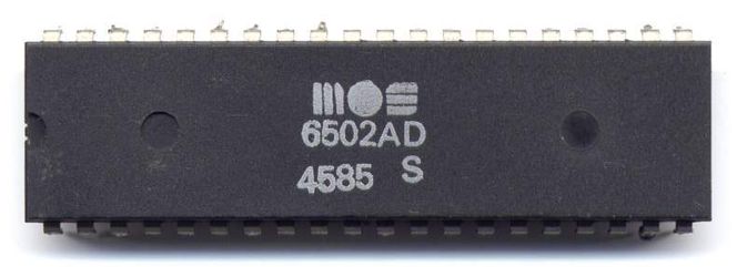 Mikroprosessoren MOS 6502. Akkurat denne brikken er produsert i 1985. Foto: Wikimedia/Dirk Oppelt (<a href="https