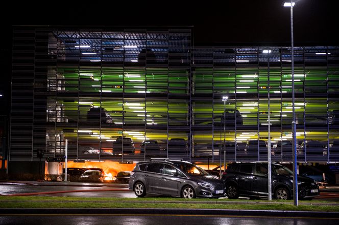 Det er ikke mulig å si på nåværende tidspunkt å si hvor mange biler som er ødelagt etter brannen i parkeringshuset ved Stavanger lufthavn. Foto: NTB Scanpix
