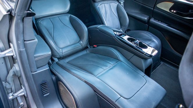 Sov godt: Den lange batteripakken gjør at det er enorm plass i kupeen og det gir unike muligheter for passasjerene. Foto: Odd Richard Valmot