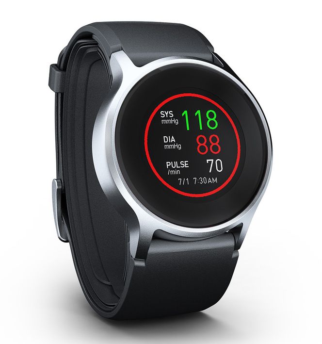 Smartere smartklokke: Etter flere år på CES er Omrons smartklokke med innebygget blodtrykksmåler endelig i salg. Foto: Omron