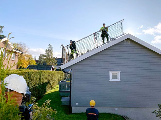 Nettet fanger: Om ulykken skulle være ute, vil en arbeider på taket bli fanget av nettet som holdes oppe av to solide aluminiumsstolper. Foto: Safedesign