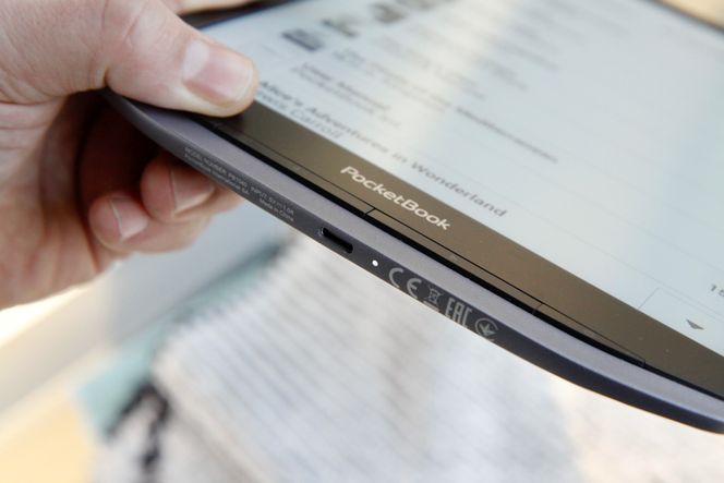 Lesebrettet er utstyrt med USB-C-kontakt for lading eller overføring av bøker. Det følger også med en overgang til hodetelefoner. Foto:  Kurt Lekanger