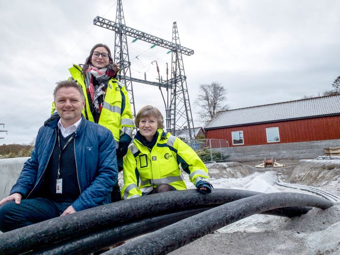 Mindre utbygging: – Økt bruk av batterikapasitet, og smartere styring av strømmen, reduserer behovet for utbygging av nytt strømnett, sier Oddbjørn Sørseth fra Smartly, og Siri Ravndal (sittende) og Aina R. D. Serigstad fra Lyse Elnett. Foto:  Alf Bergin