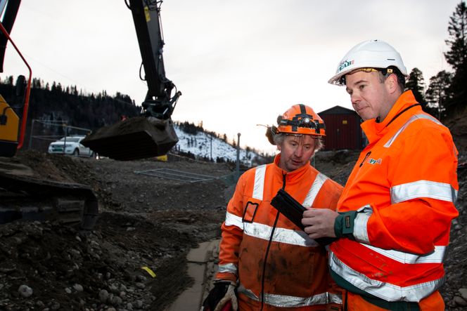 Otto Furuli må for første gang ta i bruk nettbrett ute i felt, for å finne ut hvordan arbeidet skal utføres. – Jeg synes det var helt greit å ha papirtegningene i lomma også jeg, men det blir spennende å prøve noe nytt. Jeg tror det går bra, sier han. Her sammen med Peabs Eirik Bolstad. Foto: Powel