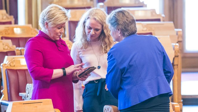Hvis alle som går rundt med en smarttelefon i lomma har kontroll over hvem de deler persondata med, kan livet i byene bli mye bedre. Her er tidligere finansminister, Siv Jensen (FrP) sammen med tidligere arbeids- og sosialminister, Anikken Hauglie (H) og stortingsrepresentant Rigmor Aasrud (AP). Foto: Håkon Mosvold Larsen/NTB Scanpix
