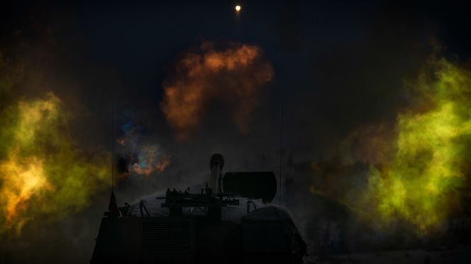 Fra tirsdagens testskyting på Rena. Flammen fra prosjektilets «base bleed»-kruttet er synlig øverst i bildet. Foto: Eirik Helland Urke