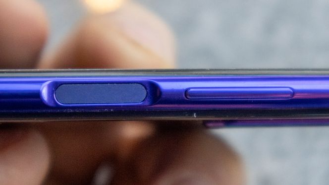 Tommelaktivert: Huawei Nova har fingeravtrykkleseren i startknappen. Leseren aktiveres med tommelen. Veldig praktisk, så lenge du er høyrehendt. Foto: Odd Richard Valmot