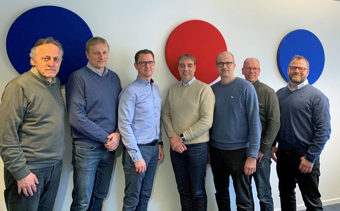 Fra kontraktsigneringen: Yngve Aartun (Plan Arkitekter), Lars Helge Kolmannskog (Åfjord kommune), Sigbjørn Nordstrand (Prodtex Industri), Tore Roppen (Prodtex Industri), Cato Dørum (Statens vegvesen), Tore Askeland (Statens vegvesen) og Johannes Veie (Statens vegvesen). Foto: Statens vegvesen