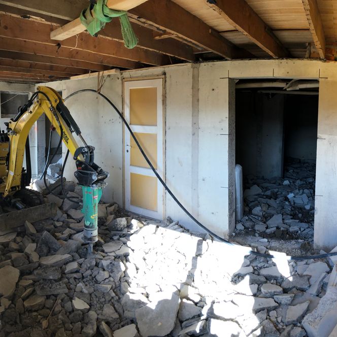Steg én var å pigge opp hele kjellergulvet, isolere mot grunn og støpe inn anlegg for vannbåren varme. Foto:  Privat