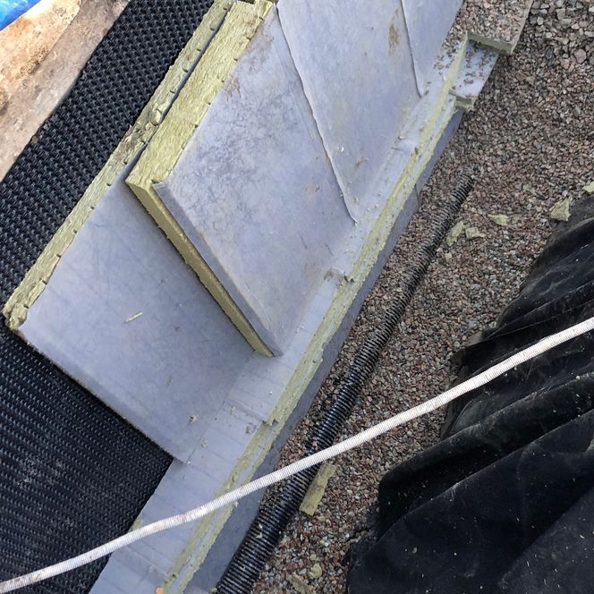 Ny drenering skal forhindre vann i å trenge inn i kjelleren. Foto:  Privat