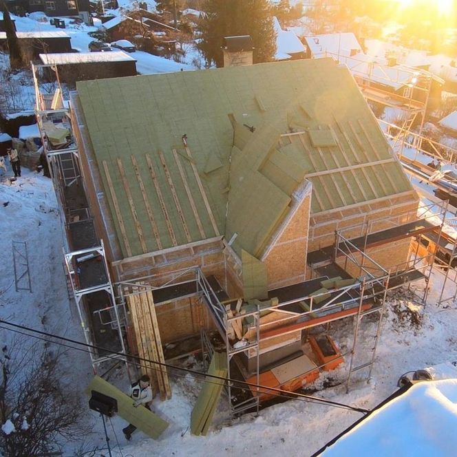 Det er ikke spart på steinullen på verken tak eller vegger. Ved å legge den utenpå konstruksjonen unngås kuldebruer. Foto:  Privat