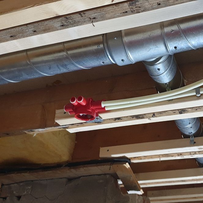 Det har vært en utfordring å legge opp ventilasjonskanaler i det originale bjelkelaget. Foto:  Knut Bjørheim