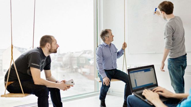De beste teamene er ifølge forskerne de som hele tiden eksperimentert med måter å jobbe på og som selv bestemte hvordan målinger på teamet skulle gjøres. Her er Espen Hjertø, Helge Olav Aarstein og Tom Kristian Olsen fra Kantega i arbeid. Foto: Geir Mogen