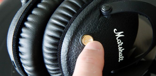 En messingfarget joystick brukes til å justere lyd, skifte sang og til å skru hodetelefonene av eller på. Telefonsamtaler besvares med et trykk på midten av joysticken. Foto: Kurt Lekanger