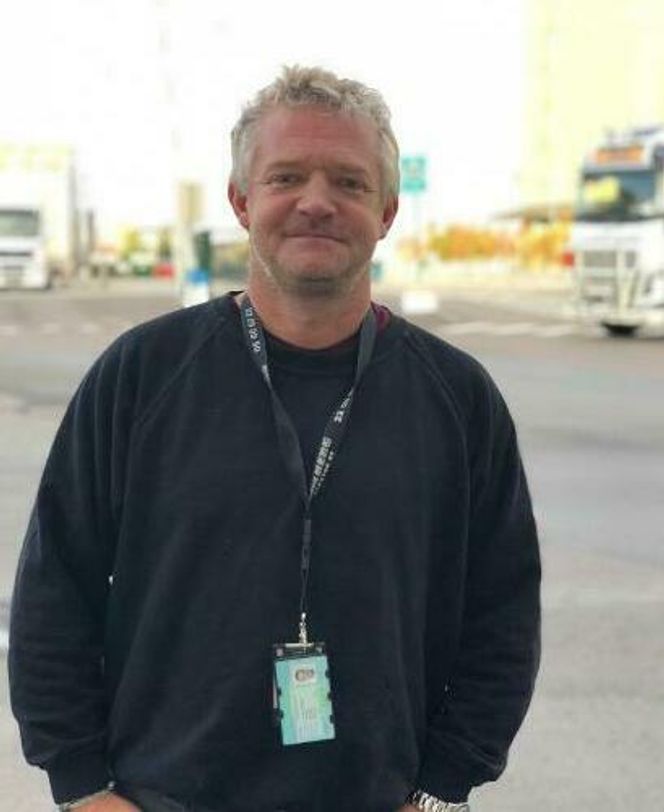 SIKKERHETSHENSYN: Morten Solberg i Solberg Elektro er spesialist på installasjoner i eksplosjonsfarlige områder. Han forteller at de måtte gjøre en risikovurdering av metangass i området. Foto:  Solberg Elektro