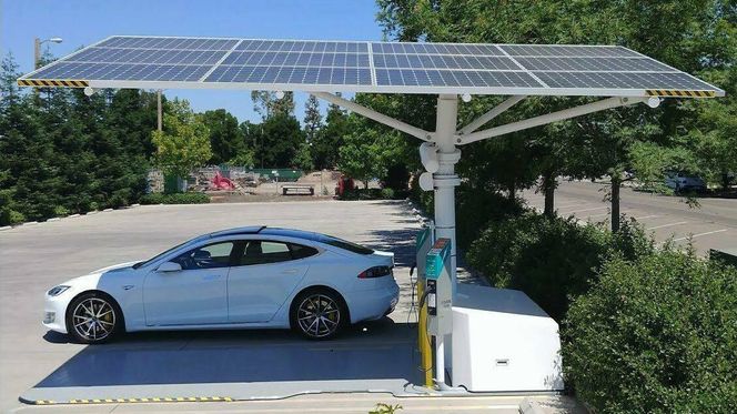Envision sine solcelleladere er raske å installere og kobles ikke til strømnettet. Dette er en litt annen modell. Foto: Envision Solar